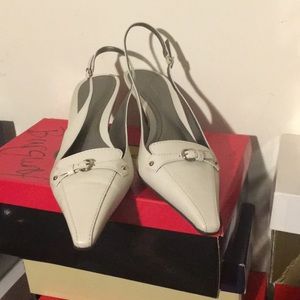 Leather shoe with a heel out and a strap around